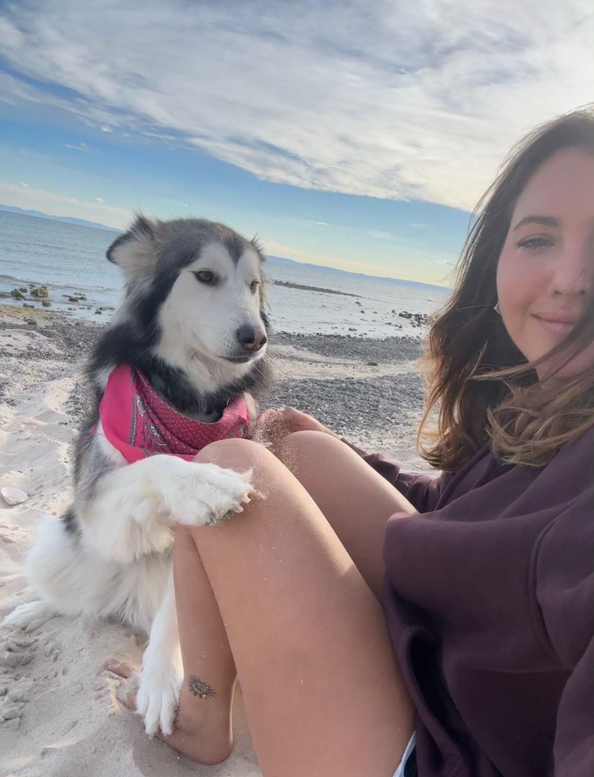 Ana, fundadora de Baja Pet Nanny, con su perrita en la playa